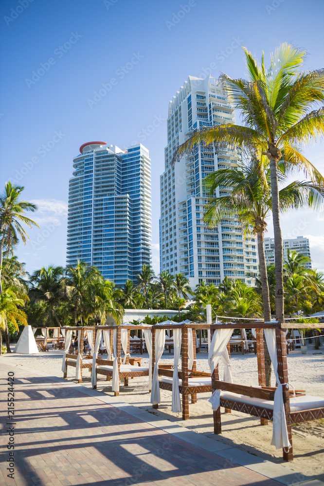 Obraz premium Jasny, malowniczy widok na panoramę South Beach z nadmorskiej promenady