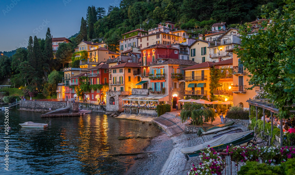 Fototapeta premium Malowniczy widok na piękną Varennę o zachodzie słońca, nad jeziorem Como, Lombardia, Włochy.
