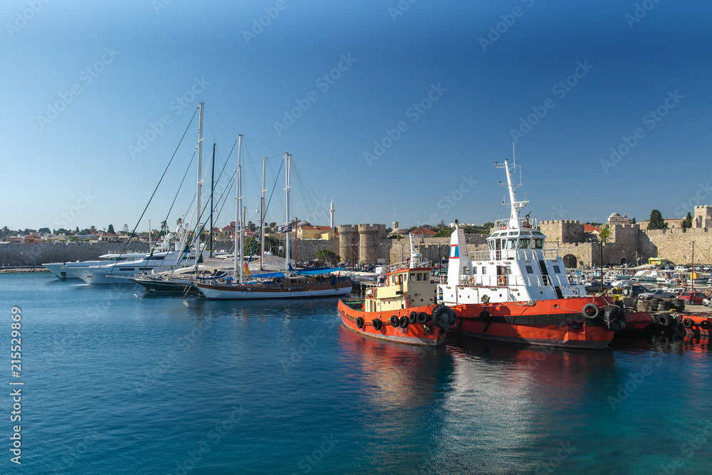 Schiffe im Emborio Hafen und Blick auf die Stadtmauer von Rhodos-Stadt