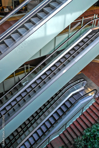 Impressionen von Rolltreppen und einem Glasdach