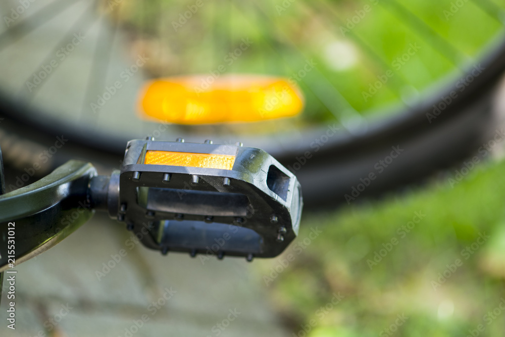 Sicherheit am Rad Reflektor am Pedal und am Hinterrad Sicherheit am Rad Reflektor am Pedal und am Hinterrad