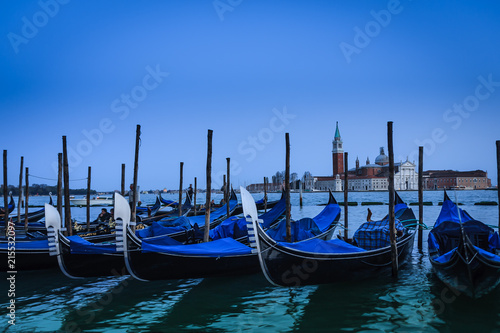 Gondeln in Venedig mit Blick auf San Giorgio Maggiore © Frozen Action