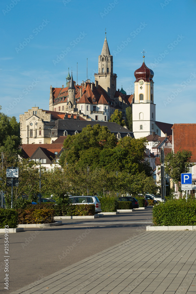 Obraz premium St. Johann Kirche und Hohenzollernschloss in Sigmaringen an der Donau