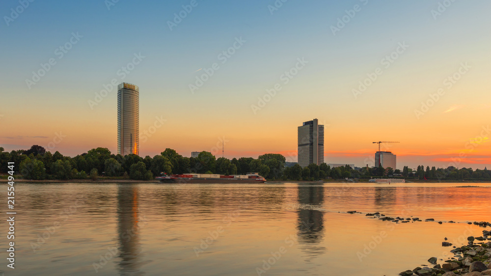 Naklejka premium Bonn, Blick von der Südbrücke auf die Bonner Skyline