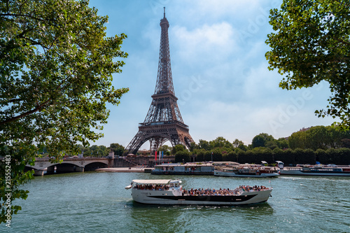 cruise ship in front of the Eiffel Tower © Simon