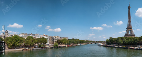 panoramic view at Paris form the Bir-Hakeim bridge © Simon