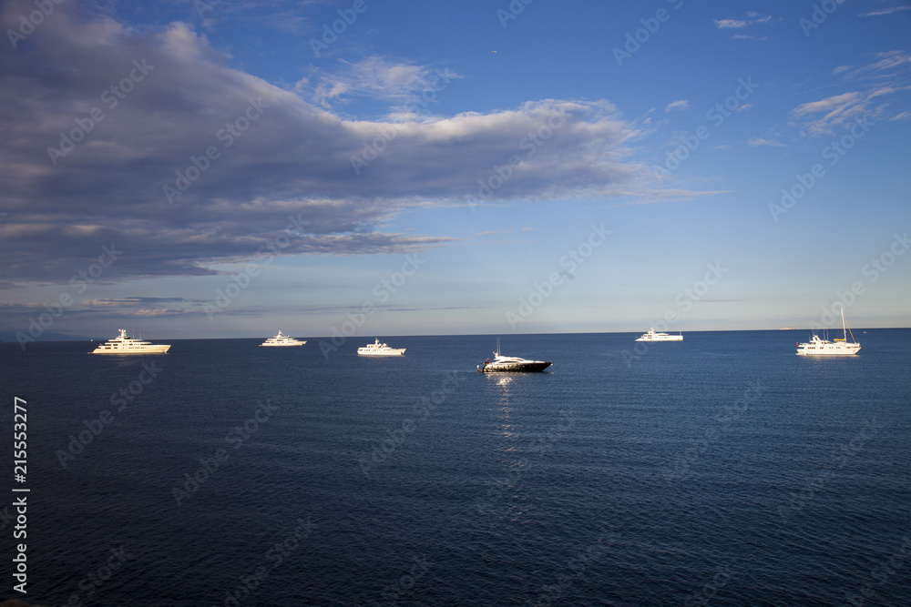 Francia, Costa Azzura,barche e yacht ormeggiate al largo.