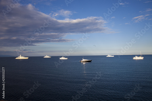 Francia, Costa Azzura,barche e yacht ormeggiate al largo. © gimsan