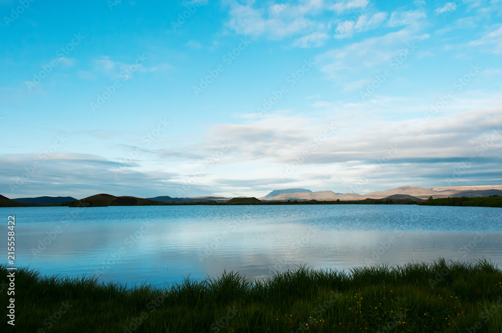 Paisagem deslumbrante do lago Skutustaoagígar, na Islândia