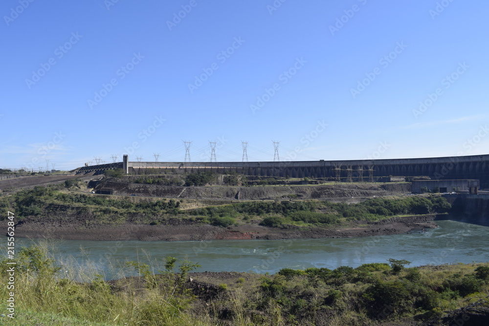 Barragem de concreto de usina hidrelétrica. Itaipu	