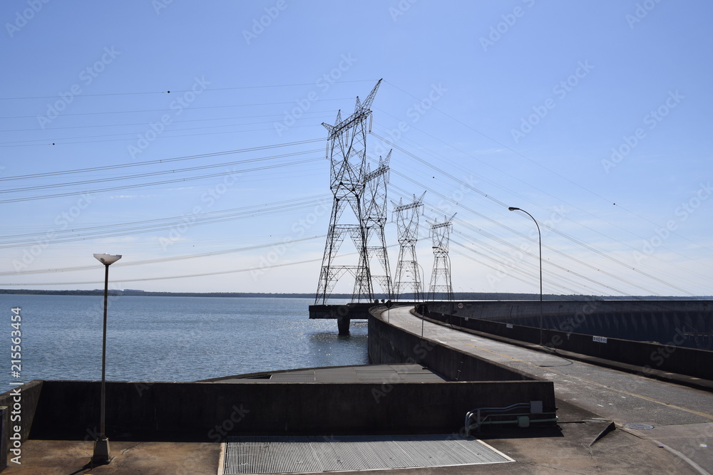 Torre de distribuição elétrica próxima a barragem