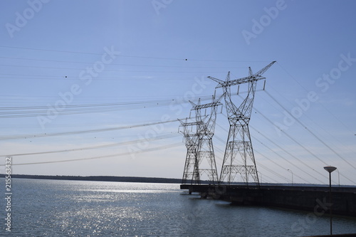 Torre de distribuição elétrica na grande represa da Usina de Itaipu. Lagoa artificial © Luis Soquetti