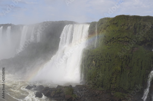 Cataratas do Iguaçu no Brasil. queda d'água de cachoeira. 