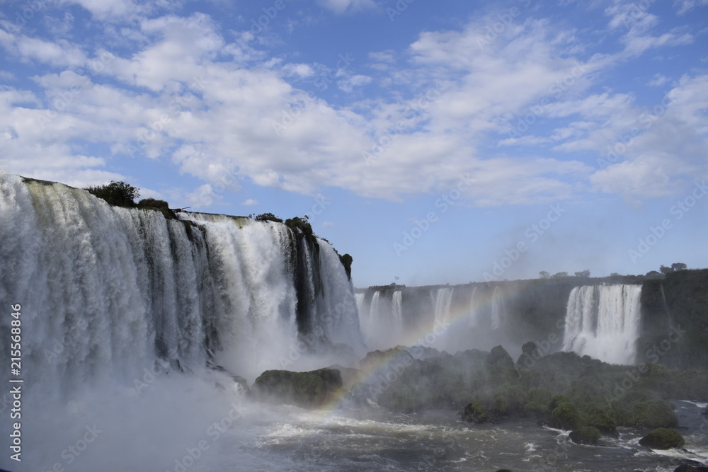 Arco iris nas Cataratas do Iguaçu no Brasil. queda d'água de cachoeira. 
