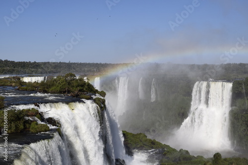 Arco iris nas Cataratas do Iguaçu no Brasil. queda d'água de cachoeira. 
