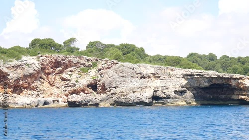 Panorama von Porto Cristo nach Sa Coma entlang der Küste bei Sonnenschein über das Meer in 4K photo