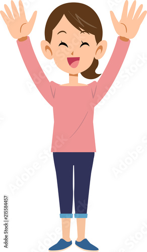 両手を上げて喜ぶ女性
