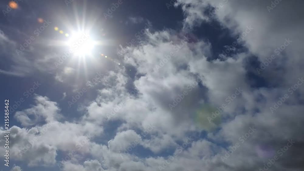不安定な天気の夏空。タイムラプス動画 不安定な天気の夏空。タイムラプス動画
