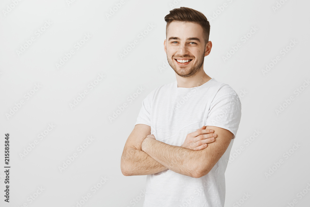 Φωτογραφία Portrait of pleased confident and accomplished european guy with stylish haircut