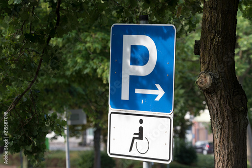 Ein Schild mit dem Hinweis auf einen Behindertenparkplatz