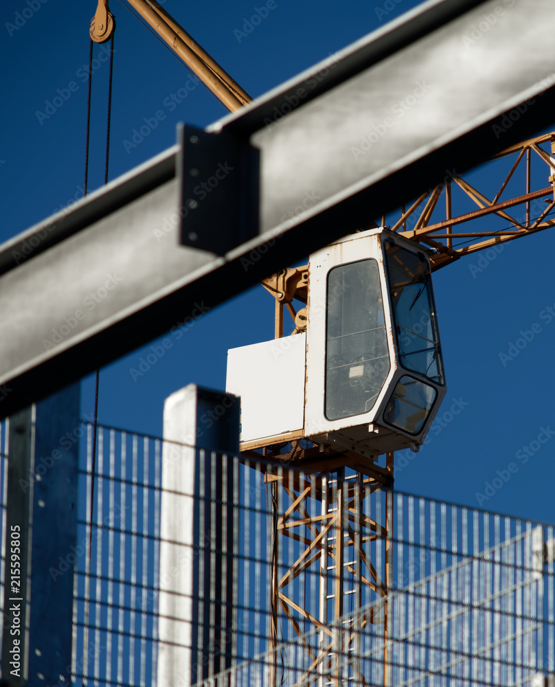 Obraz premium Zoom view of the cabin of a crane at a construction site