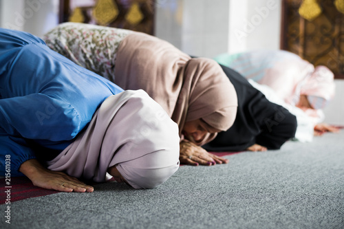 Muslim women praying in the mosque during Ramadan © Rawpixel.com