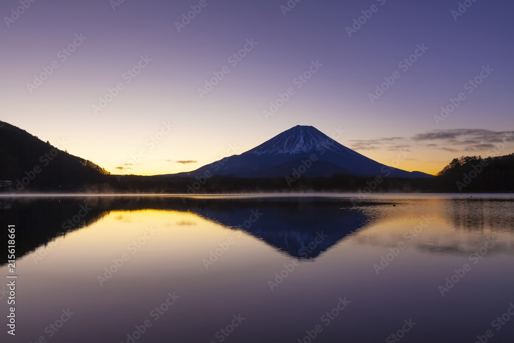 夜明けの富士山、山梨県精進湖にて
