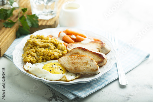 Fried turkey with lentils, egg and baby carrot