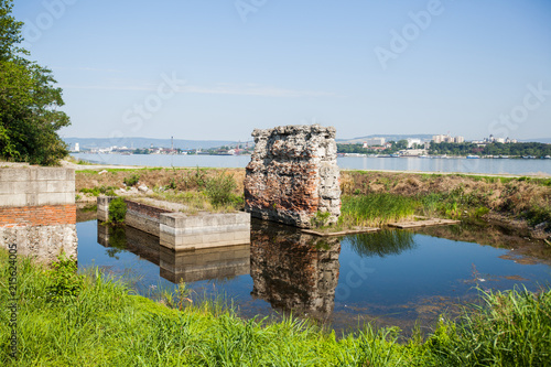 Fotografía old monumental piers of Trajan's Bridge Serbia