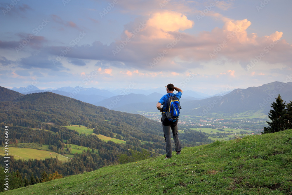 Wanderer blickt zum Abendhimmel