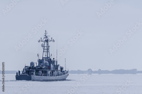 MINESWEEPER - The Polish warship is sailing into the sea
