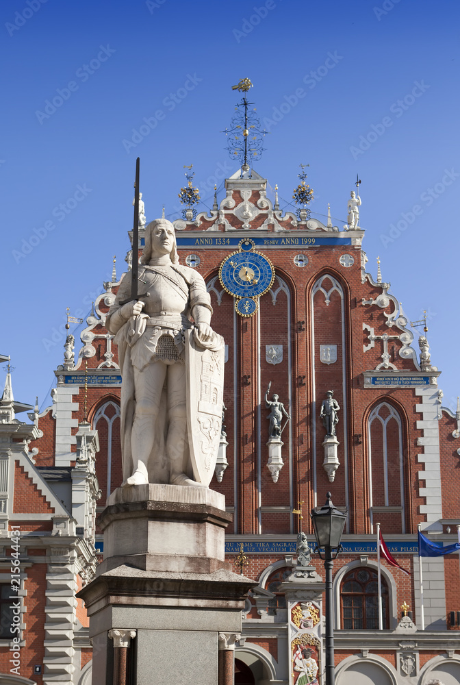 Obraz premium central Riga square with House of the Blackheads and monument of St. Roland, Latvia