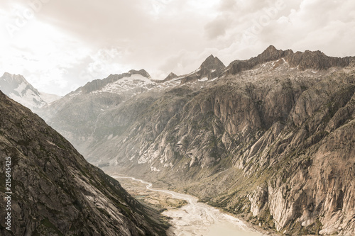 Vue des montagnes rocheuses dans les Alpes suisses photo