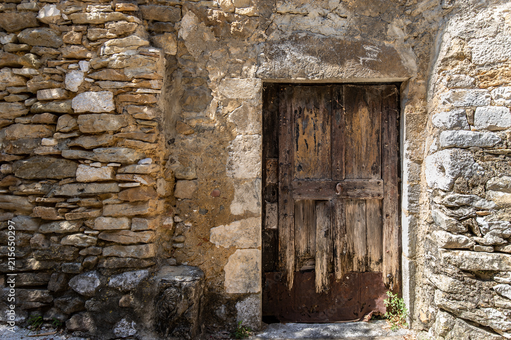 Porte ancienne dans le village médiéval de Saint Montan Porte ancienne dans le village médiéval de Saint Montan