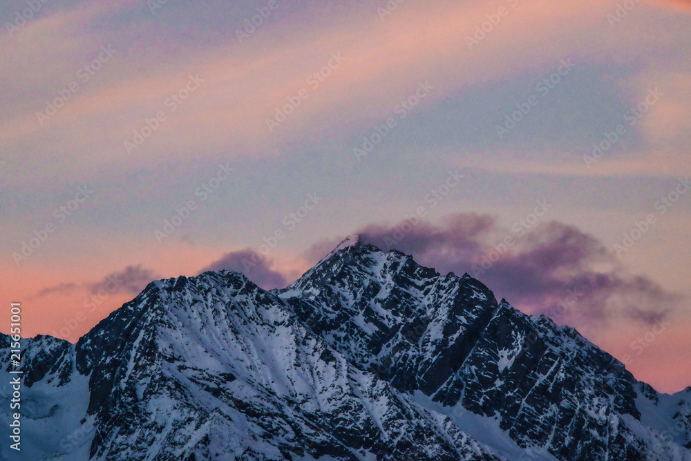 Obraz premium Sunset over Snow covered Mountains