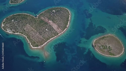 Vista aerea dell’isola a forma di cuore, Croazia, isola degli innamorati, Otok Galesnnjak, isolotto, scoglio. Chiamato anche otok za Zaljubljene, isola dell’amore. Comune di Torrette. photo