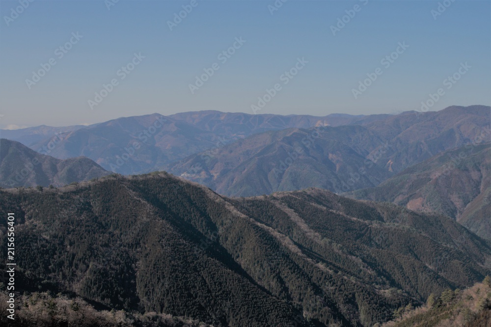 山頂から眺める山々