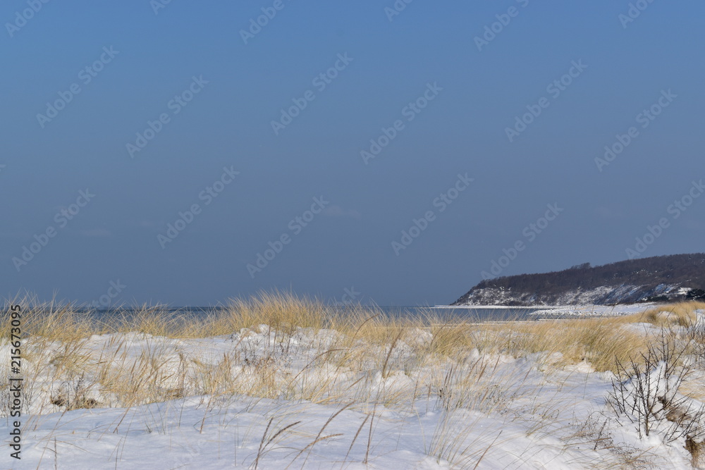 Blick über Düne am Winterstrand der Insel Hiddensee Blick über Düne am Winterstrand der Insel Hiddensee