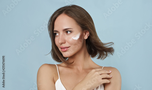 Photos beautiful model with moistuser face cream on her cheek