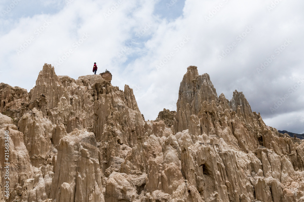 Fototapeta premium en la cima de montaña rocosa