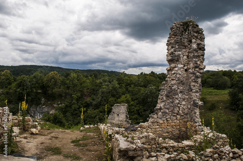 Croazia, 26/06/2018: cielo nuvoloso e tempestoso con vista delle rovine del castello della città vecchia di Drežnik (Stari Grad Drežnik), piccolo villaggio nella zona dei laghi di Plitvice
