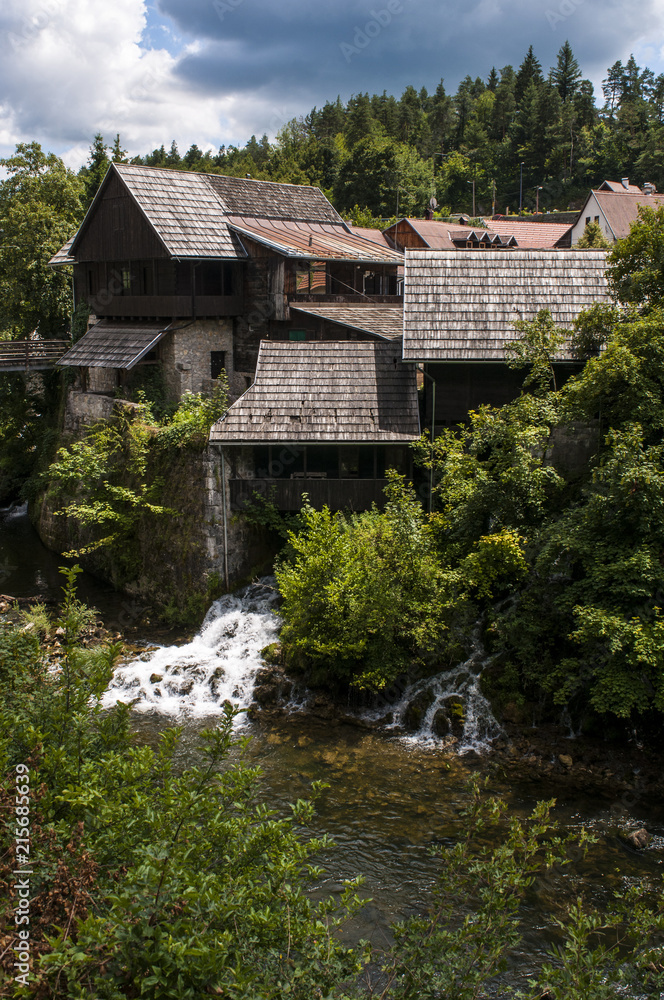 Croazia, 26/06/2018: vista panoramica di Rastoke, il centro storico del comune di Slunj, con le sue case di legno, gli antichi mulini ad acqua e le cascate nel fiume Korana