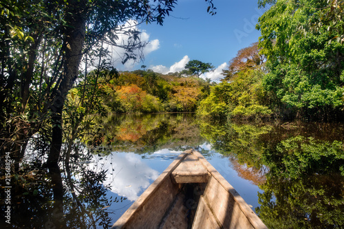 Navegando en un bote de madera a través del bosque inundado en Leticia, región de Amazonas, Colombia. photo