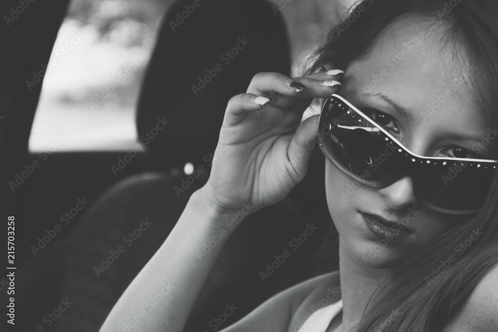 Obraz premium young woman with sunglasses