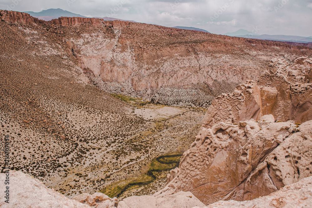 Φωτογραφία View over the edge of a cliff over a canyon in the arid desert of Bolivia