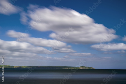 Foto The beautiful summer sun bathes the coastline of Charlestown Harbour