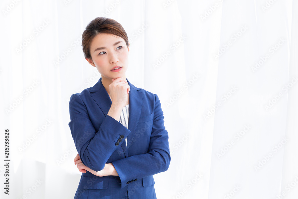 考える女性　ビジネス