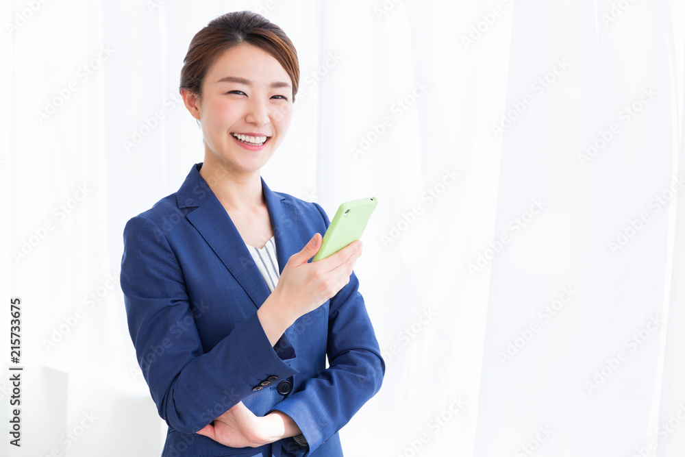 スマートフォンを見る女性　ビジネス