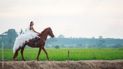 Fotografie beautiful beauty bride in fashion white bridal wedding costume riding on strong