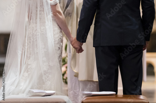 Mariés debout devant un prêtre